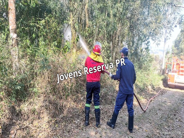 DEFESA CIVIL DE RESERVA ATENDE OCORRNCIA DE INCNDIO NA REGIO DA SERRA DA LARANJEIRA 