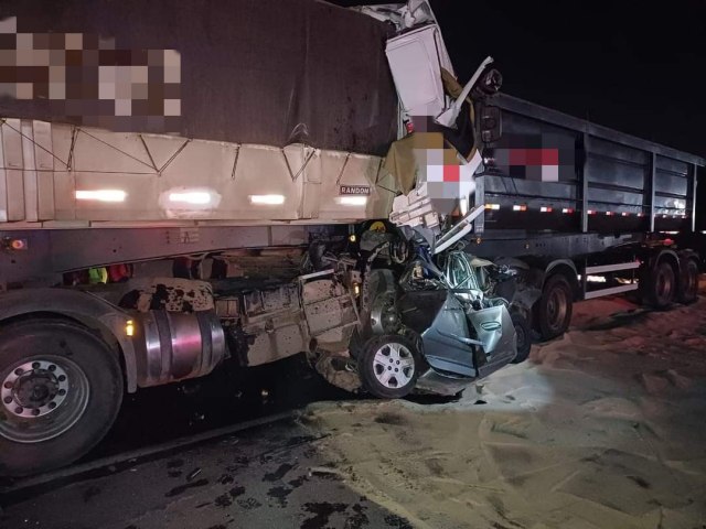 6 PESSOAS MORREM APS CARRO SER ESMAGADO POR CARRETAS