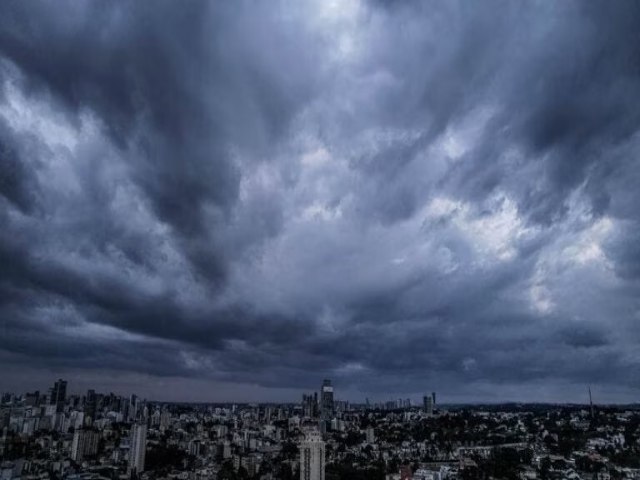 PARAN FICA DIVIDIDO EM DOIS: EM UM TEM CALOR E SOL E EM OUTRO TEM FRIO E NUVENS 