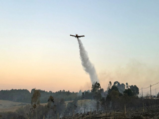 AVIES CONTRATADOS PELO ESTADO REFORAM COMBATES A DOIS INCNDIOS EM PONTA GROSSA-PR