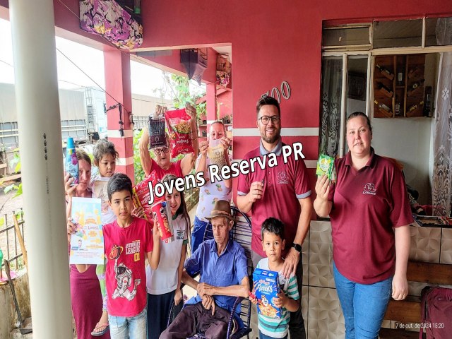 FAMLIA DO BAIRRO CRUZEIRO RECEBE PRMIOS DO SUPERMERCADO LOBASCZ 