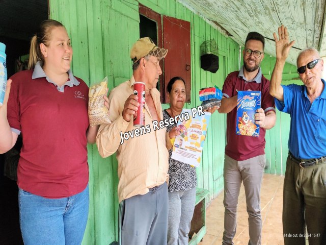 COM MUITA ALEGRIA E F, MORADOR DA CAVINHA RECEBE PRMIOS DO SUPERMERCADO LOBASCZ 