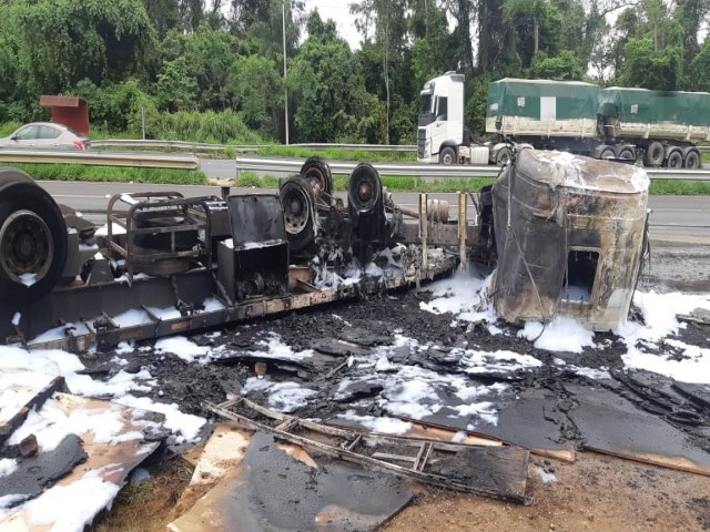 CAMINHO  DESTRUDO PELO FOGO APS TOMBAMENTO NA BR-376, EM TIBAGI-PR