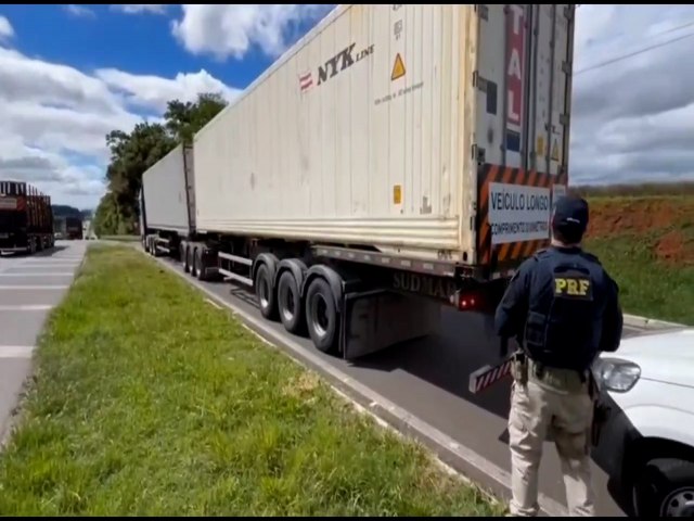 PRF FLAGRA CARRETA COM MAIS DE 18 TONELADAS DE EXCESSO DE PESO EM PONTA GROSSA-PR