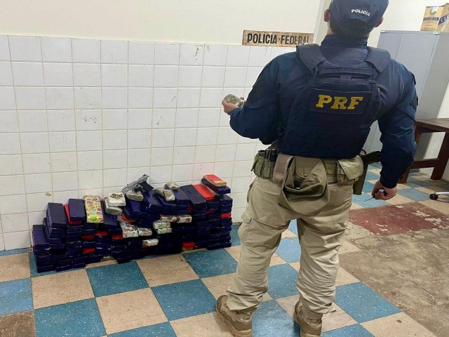 PRF APREENDE MAIS DE 100KG DE MACONHA, UMA PISTOLA CALIBRE 38 E 10 MUNIES EM GUARAPUAVA-PR