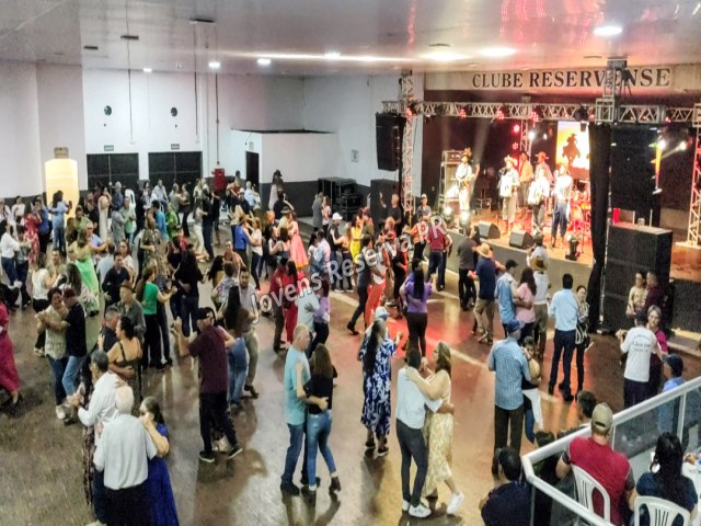 BAILE COM GRUPO OS MONARCAS, EM COMEMORAO AO DIA DO IDOSO, FOI UM SUCESSO 