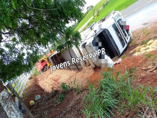 CAMINHO CARREGADO COM CAVACO TOMBA NA RODOVIA ENTRE RESERVA E BARRA MANSA 