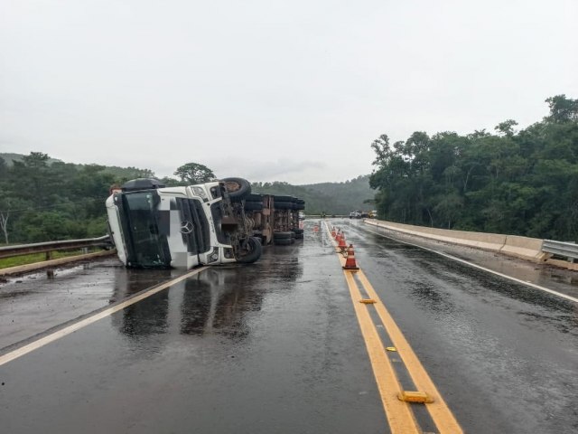 CAMINHO TOMBA NA PR-340 EM TELMACO BORBA-PR