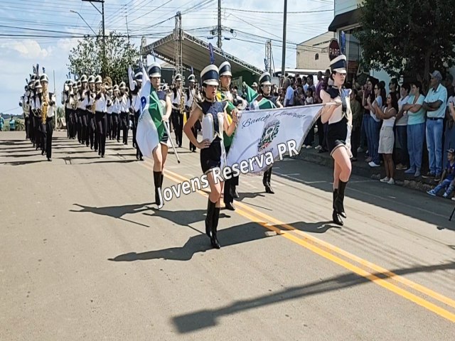 BANDA MUNICIPAL DE RESERVA BRILHA EM DESFILE CVICO E CONQUISTA PBLICO