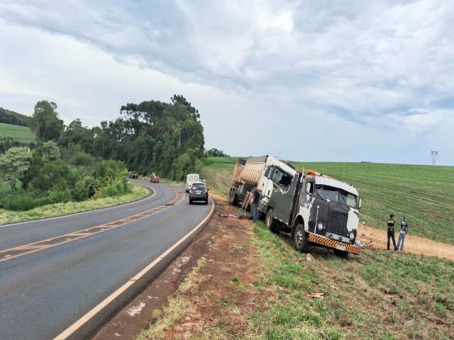 CONDUTOR FICA FERIDO APS TOMBAMENTO DE CAMINHO NA PR-466 EM MANOEL RIBAS- PR