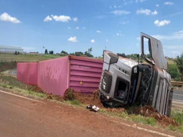 CARRETA TOMBADA NO PIRAP TRANSPORTAVA MESMOS CONTINERES DE TRAGDIA