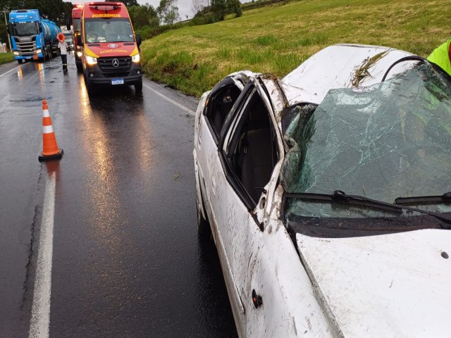 CARRO CAPOTA NA BR-376, EM PONTA GROSSA, E DEIXA UMA VTIMA FERIDA