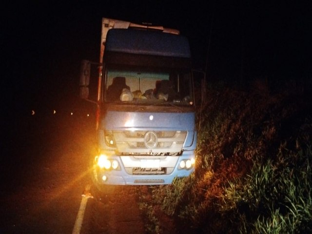 CAMINHO SAI DA PISTA E COLIDE EM BARRANCO NA PR-466 ENTRE PITANGA E MANOEL RIBAS