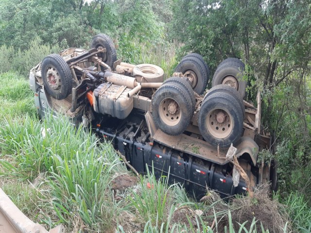 CAMINHO CAPOTA NA BR-376 EM PONTA GROSSA APS TENTAR DESVIAR DE CONGESTIONAMENTO