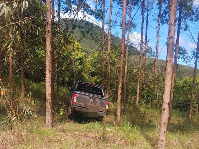 POL�CIA MILITAR RECUPERA CAMINHONETE ROUBADA EM �REA RURAL DE ORTIGUEIRA-PR