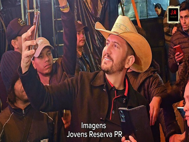 Antony, da dupla Antony e Gabriel, desce do palco e leva f�s � loucura na Festa do Produtor Rural em Reserva