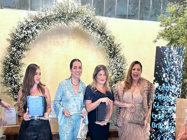 Kristhel Byancco recebe o Premio Mos e Mentes que Brilham