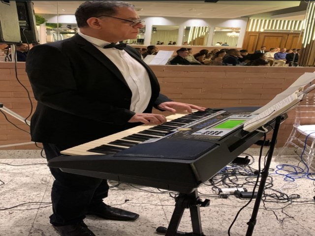 Multi-instrumentista Nelson Ferreira celebra quatro dcadas de msica em eventos e cerimnias