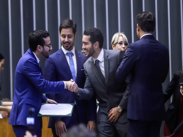 Jo�o Brasio recebe a mais alta comenda da C�mara por sua atua��o na prote��o �s institui��es brasileiras