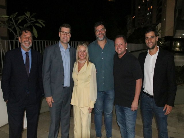 Vivi Fernandes realiza encontro com amigos
