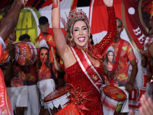 Tati Minerato foi coroada Rainha de Bateria da Estcio de S