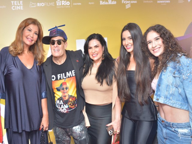 Sergio Mallandro recebe famosos na premiere do seu filme Mallandro O Errado Que Deu Certo