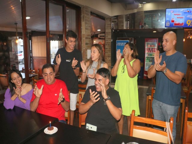 O Ator e influencer Allexandre Colman comemora aniversrio do seu pai Alex na Churrascaria Tchan