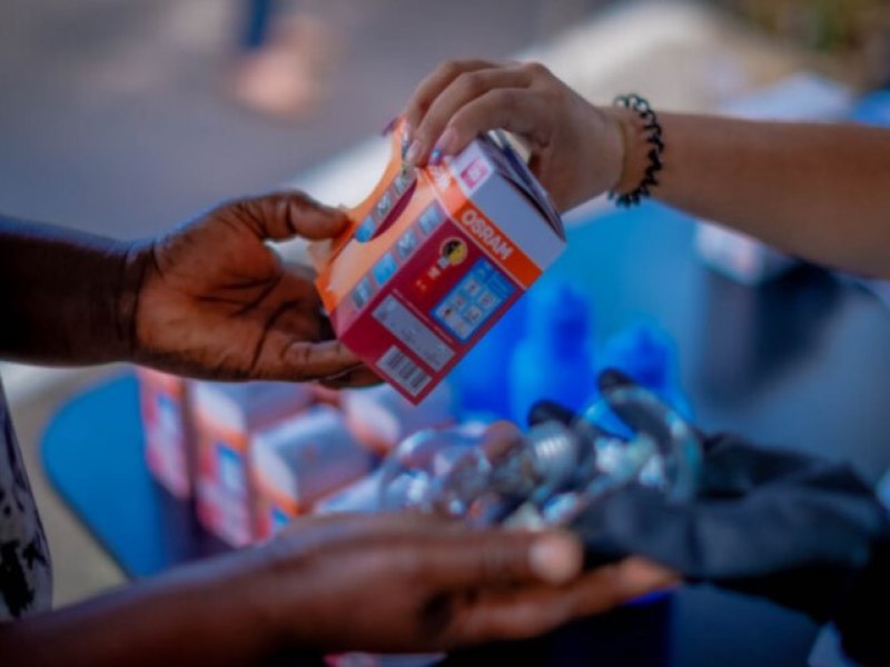 ENEL REALIZA TROCA DE LMPADAS E PROMOVE CONSUMO CONSCIENTE EM SO GONALO, ITABORA E MAG