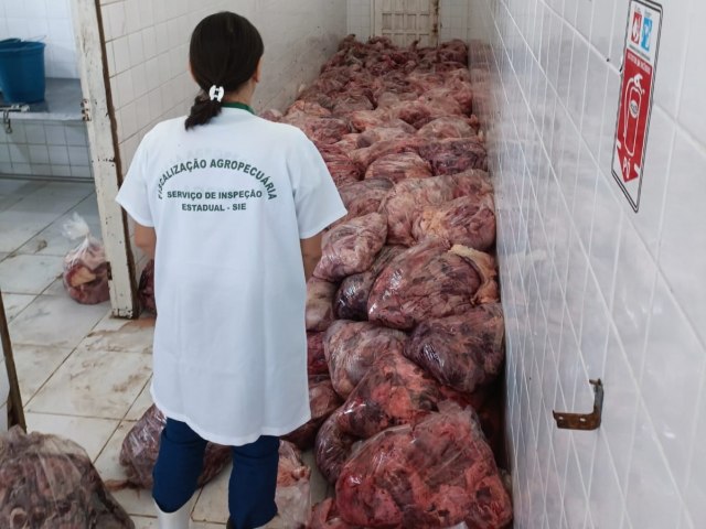 Fiscais agropecurios apreendem 5 toneladas de carne imprpria em indstria de Cant