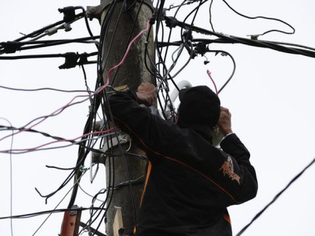 Religar a energia cortada por conta prpria  crime; saiba quais as consequncias 