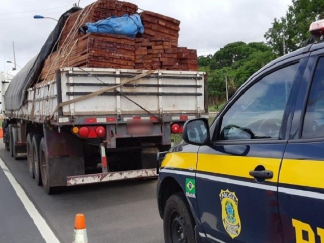 PRF apreende grande carregamento de madeira sem licença ambiental válida na BR-316