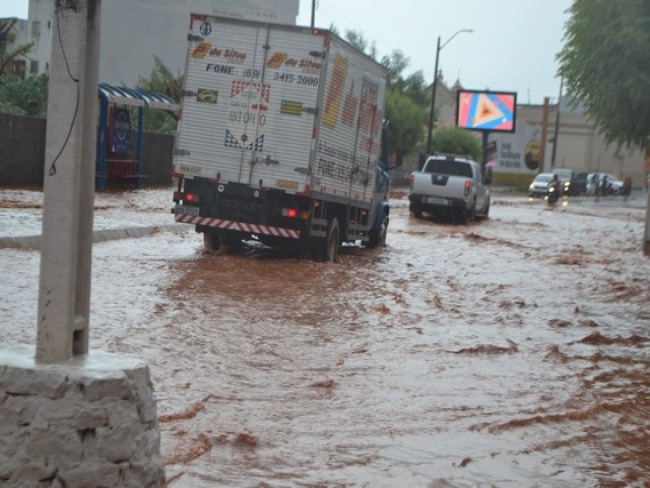 Chuva intensa causa alagamentos e grande congestionamento em Picos
