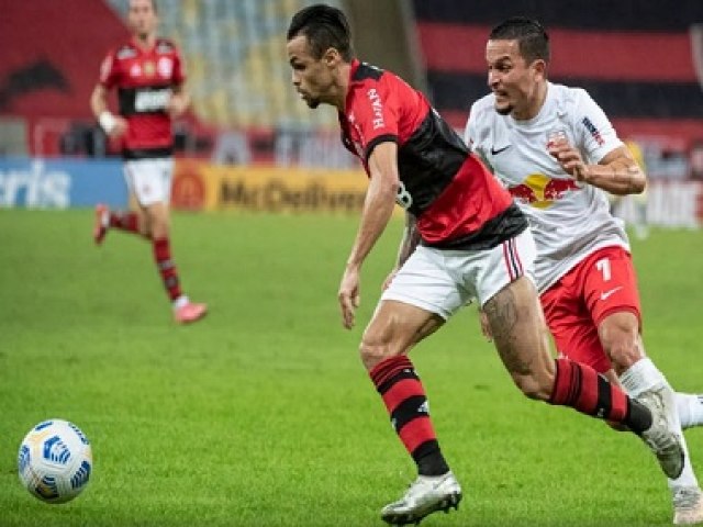 Com gol no fim, Bragantino derruba Flamengo e dorme na liderança do Brasileirão