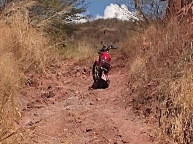 PICOS | Motocicleta tomada em assalto é recuperada após ser abandonada em matagal