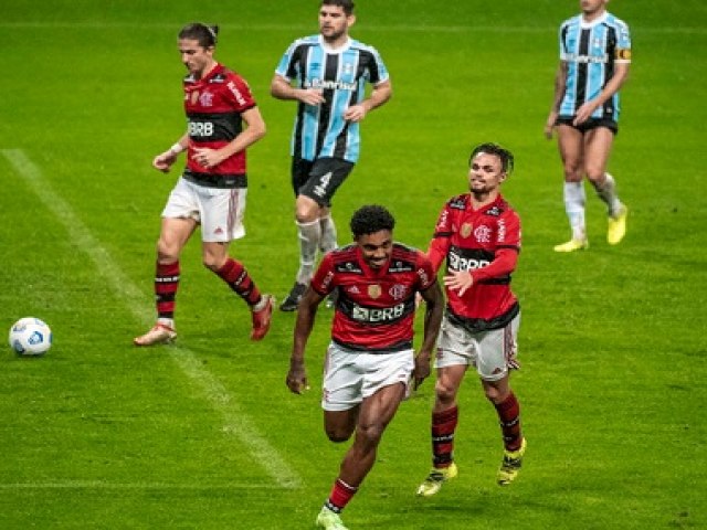 Com um a menos, Fla goleia Grêmio fora e fica perto da semi da Copa do Brasil