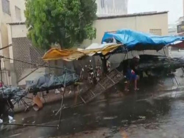 Chuva e vento forte derrubam barracas na Feira Livre de Picos; veja vídeo