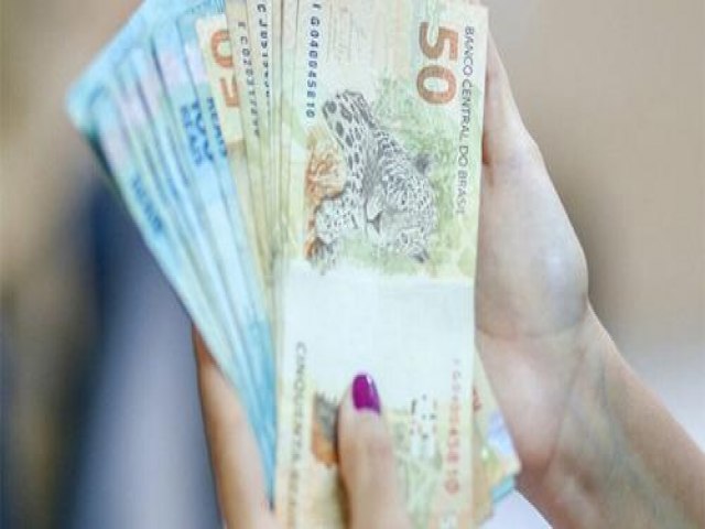 Novo salário mínimo de R$ 1.212 entra em vigor neste sábado (1º)