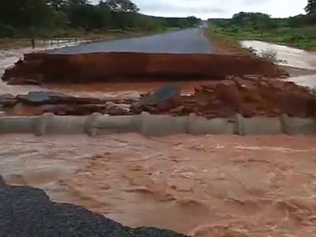 Rodovia que liga Curimatá a Morro Cabeça no Tempo rompe e deixa famílias isoladas