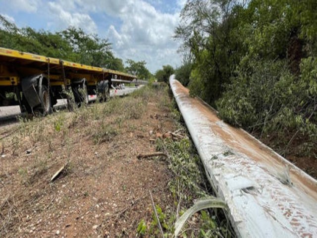 Carreta com hélice éolica tomba na BR 407, em Patos do Piauí, e interrompe parte da rodovia; veja imagens do local