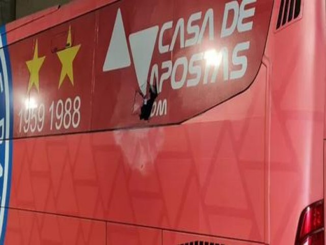Ônibus do Bahia é atingido por bomba na Fonte Nova e jogadores ficam feridos