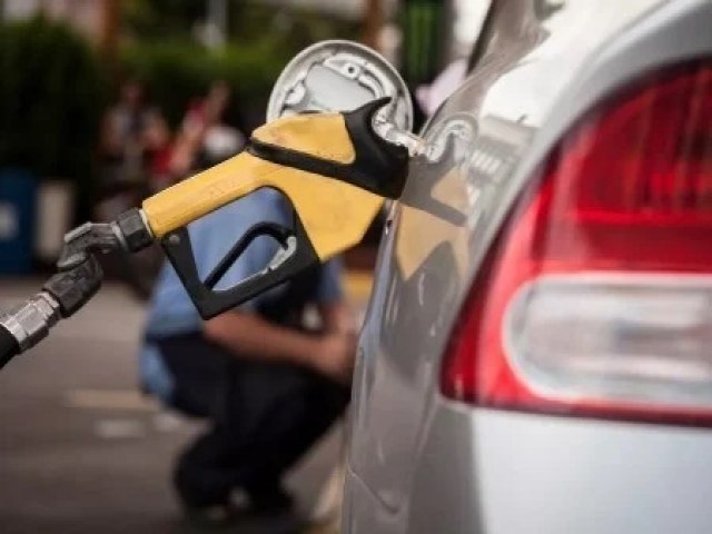 Justiça dá 72 horas para governo explicar aumento dos combustíveis
