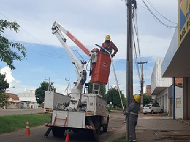 Prefeitura de Picos repõe lâmpadas danificadas em bairros
