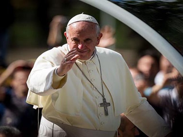 Papa Francisco faz apelo pela paz e cita risco nuclear durante missa de Páscoa 