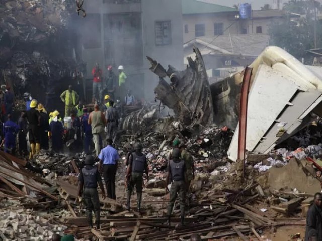 Boeing choca-se com prédio, mata os seus 153 ocupantes e 10 em solo