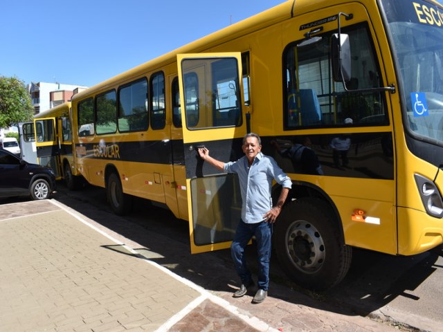 Prefeito Gil Paraibano realiza entrega de dois novos ônibus escolares para a educação de Picos