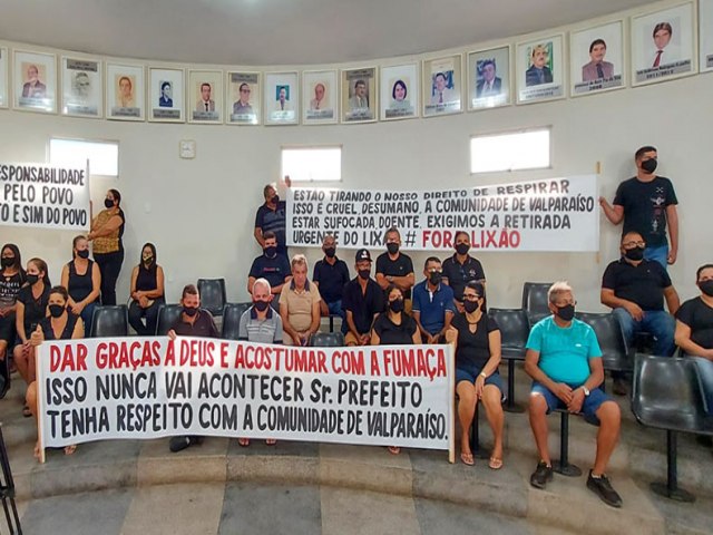 Em sessão na Câmara, moradores de Valparaíso protestam contra lixão municipal