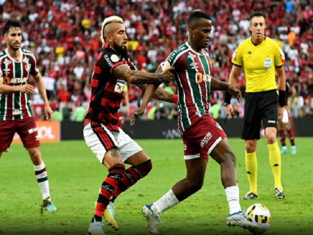 Fluminense vence o Flamengo em clássico quente e com expulsões no fim