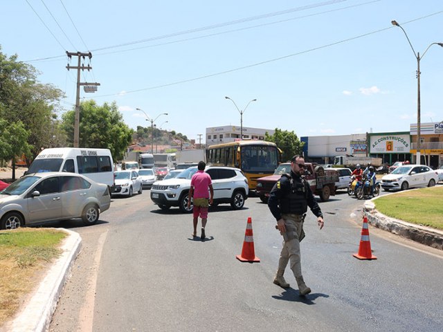 Derramamento de óleo provoca acidente e congestionamento no trânsito em Picos
