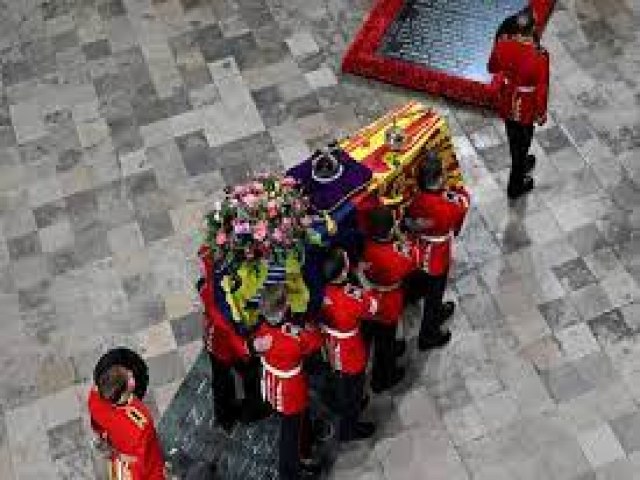 Britânicos dão último adeus a Elizabeth II, que foi a rainha mais duradoura do Reino Unido