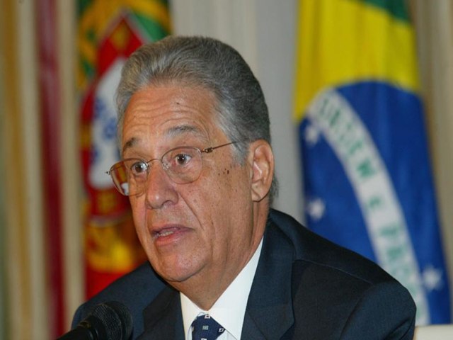Ex-presidente Fernando Henrique Cardoso pede voto em defesa das instituições